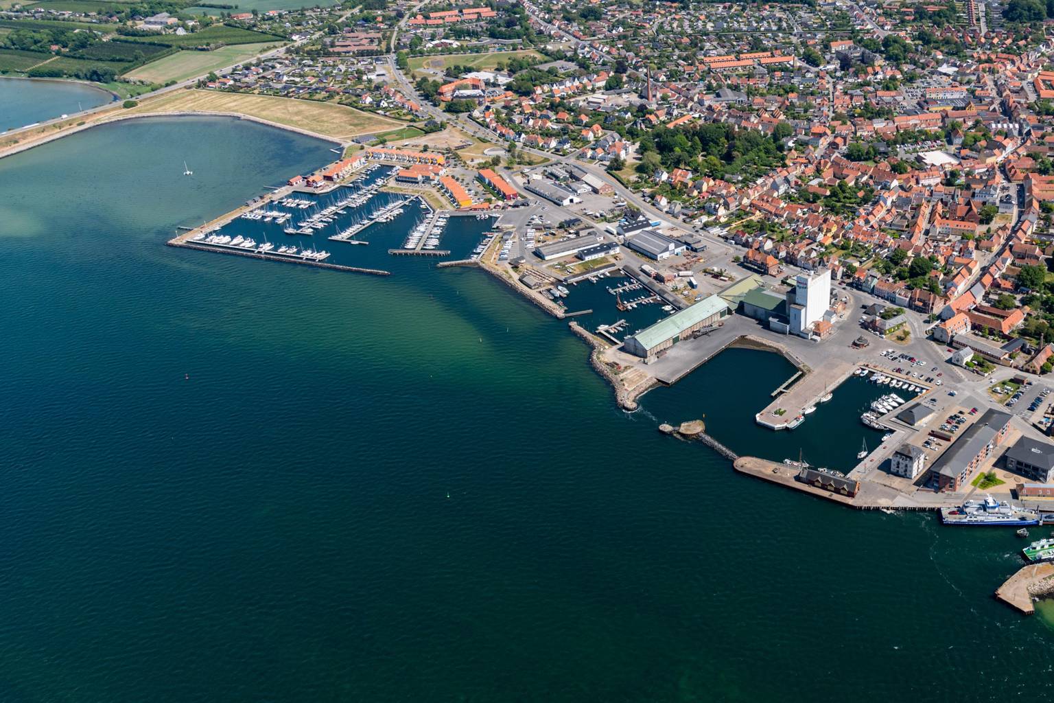 Rudkøbing Havn er en kombineret fiskeri og lystbådehavn med stemning og ...